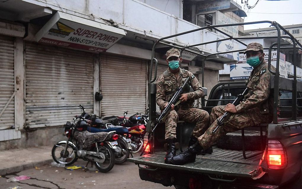 Pakistaanse militairen patrouilleren bij een gesloten markt. beeld AFP, Asif Hassan