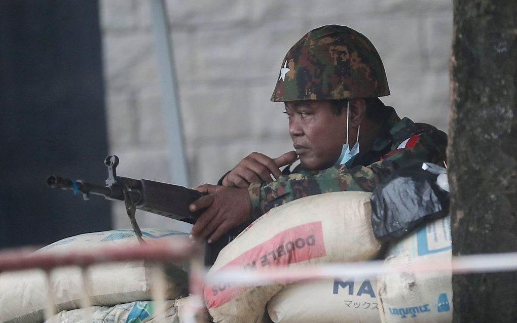 Een militair in Yangon, Myanmar. beeld EPA / Stringer