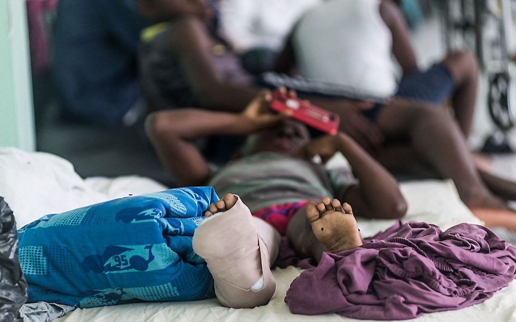 Een gewonde jongen in een ziekenhuis in Les Cayes, Haïti. beeld AFP, Reginald Louissaint jr.