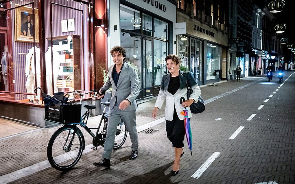 Lilianne Ploumen (PvdA) en Jesse Klaver (GroenLinks) na afloop van een gesprek met informateur Hamer over de kabinetsformatie. beeld ANP, BART MAAT