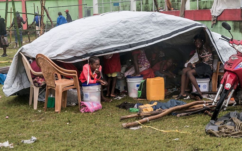 Geïmproviseerd onderkomen van een door de aardbeving getroffen familie in Les Cayes, Haïti. beeld AFP, Reginald Louissaint jr.