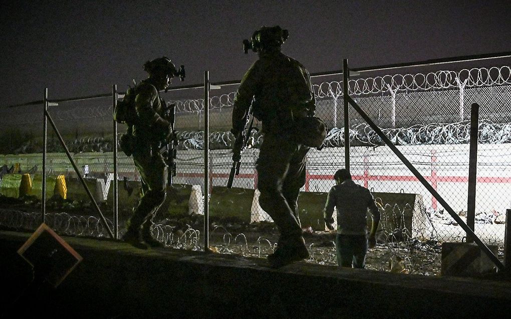 Britse en Canadese soldaten in de buurt van het vliegveld van Kabul. beeld AFNP, Wahil Kohsar