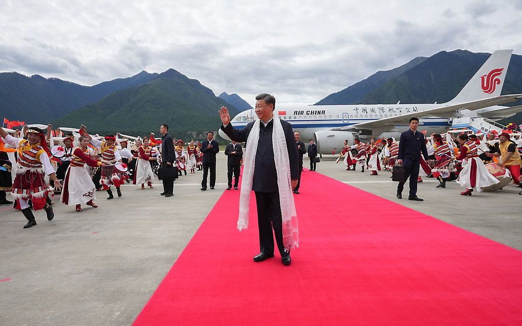 Xi Jinping op een vliegveld in Tibet. beeld EPA, Li Xueren