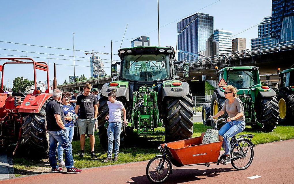 Boeren bij de rechtbank voorafgaand aan het kort geding. beeld ANP, ROBIN VAN LONKHUIJSEN