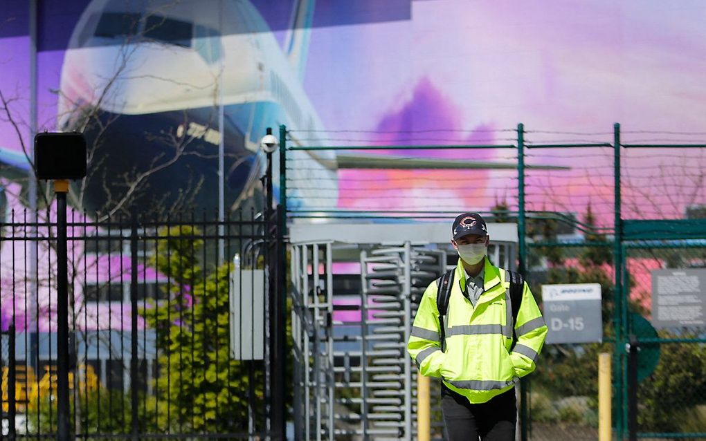 Een werknemer van Boeing voor een fabriek van de vliegtuigbouwer in het Amerikaanse Renton. beeld AFP, Jason Redmond