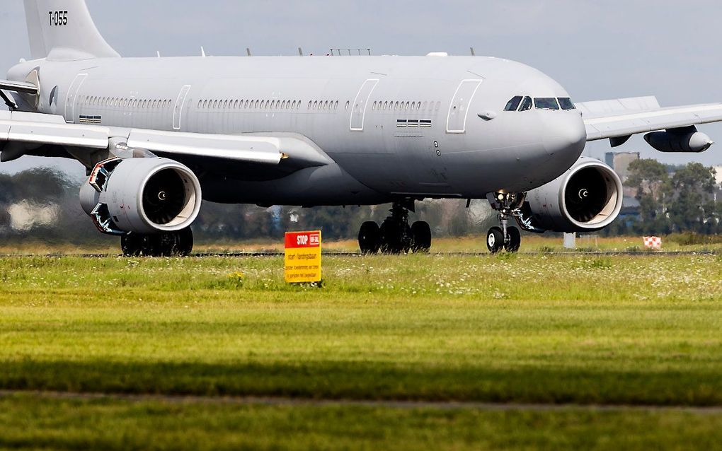 Een MRTT, een tank- en transportvliegtuig van Defensie, met aan boord circa 180 mensen uit Afghanistan tijdens de landing op de Polderbaan op luchthaven Schiphol, afgelopen vrijdag. beeld ANP, Koen van Weel