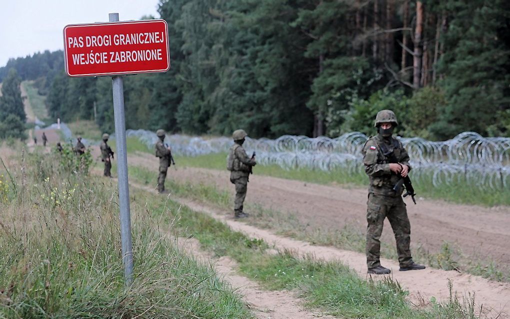 Poolse militairen op de grens met Wit-Rusland. beeld EPA, Artur Reszko