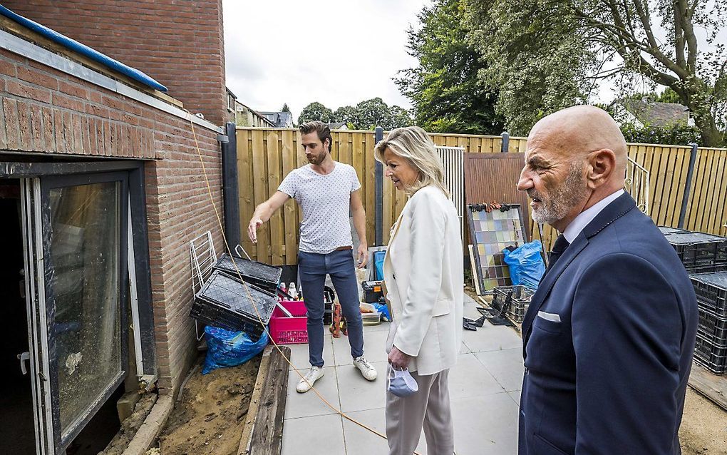 Minister Ollongren (Binnenlandse Zaken) bezoekt een getroffen inwoner van Valkenburg. beeld ANP, Marcel van Hoorn