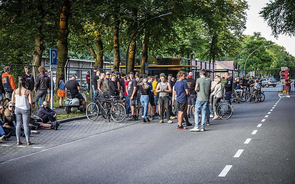 Demonstratie bij de militaire kazerne in Harskamp, waar Afghaanse vluchtelingen worden opgevangen. beeld ANP, persbureau Heitink