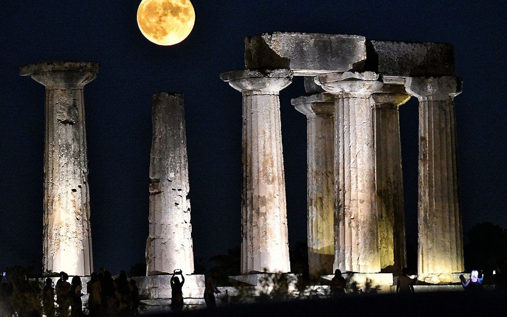 Volle maan boven de Griekse stad Korinthe, op de Peloponnesos. beeld EPA, Vassilis Psomas