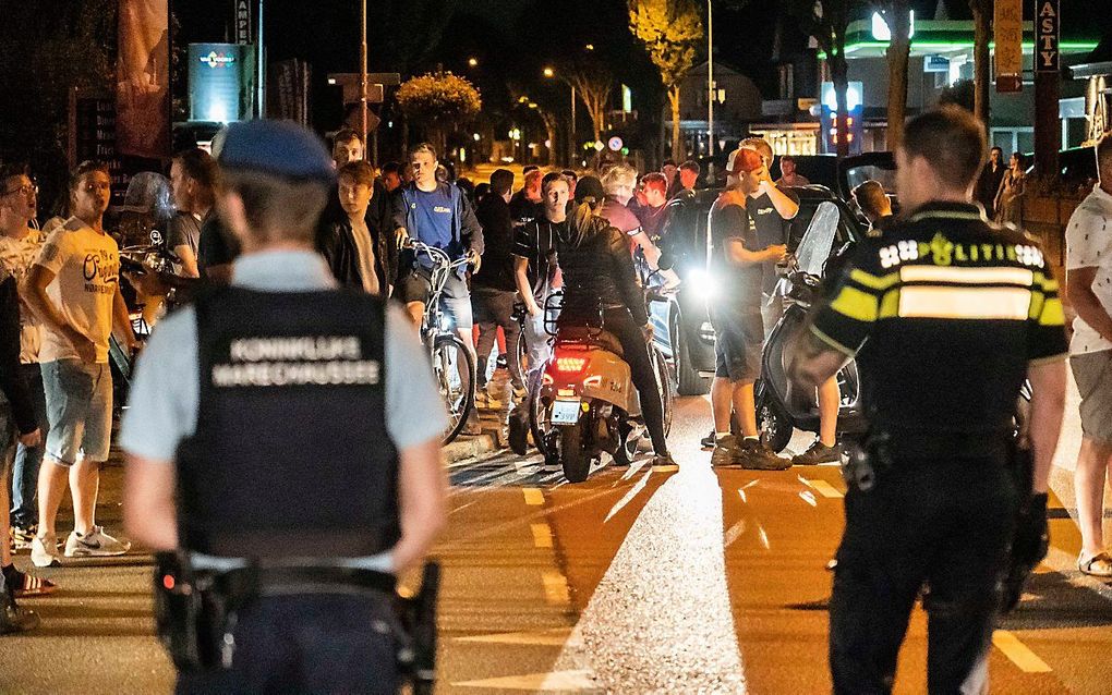 De politie moest dinsdag ingrijpen tijdens een demonstratie tegen de komst van honderden vluchtelingen uit Afghanistan bij de noodopvanglocatie in legerplaats Harskamp. beeld ANP, persbureau Heitink