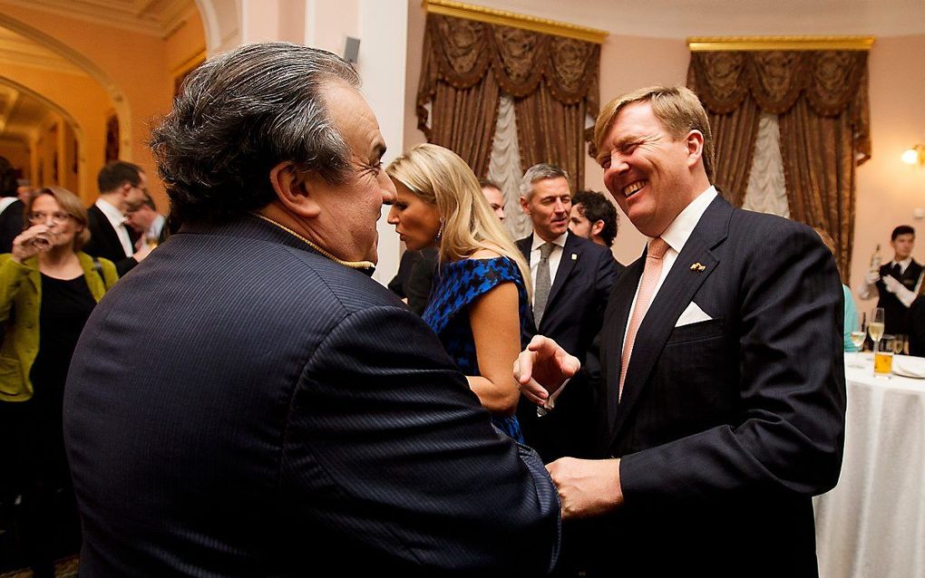 Pianist Yefim Bronfman (l.) sprak in 2013 met het koninklijk paar na afloop van een concert van het Koninklijk Concertgebouworkest tijdens een bezoek van de koning en koningin aan Moskou. beeld ANP, Jerry Lampen