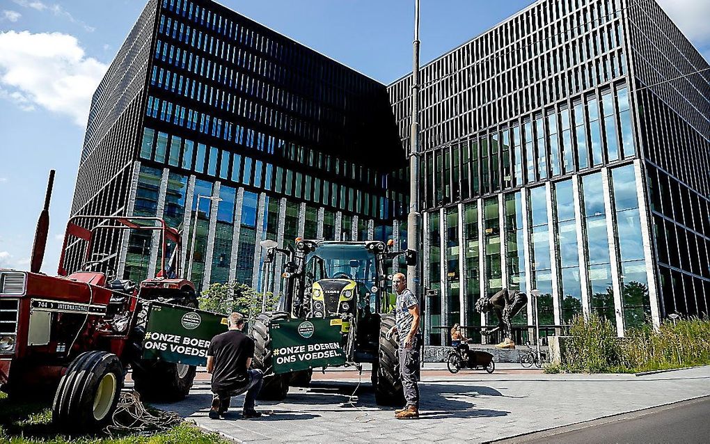 Boeren bij de rechtbank voorafgaand aan het kort geding. beeld ANP, ROBIN VAN LONKHUIJSEN