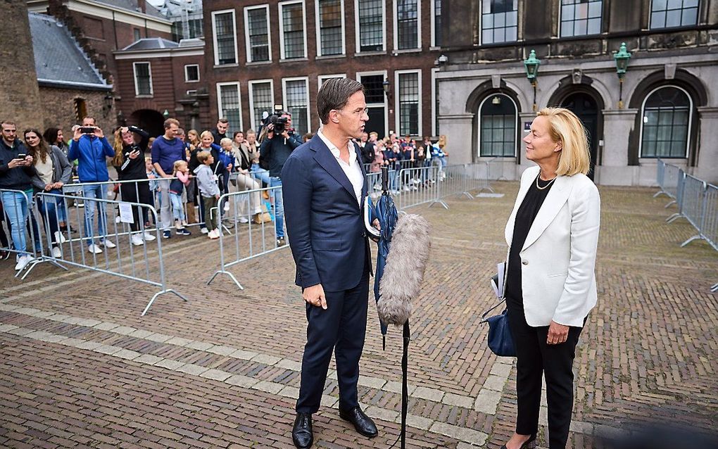 Mark Rutte en Sigrid Kaag komen naar buiten na afloop van een gesprek met informateur Mariette Hamer over de kabinetsformatie. beeld ANP, Phil Nijhuis