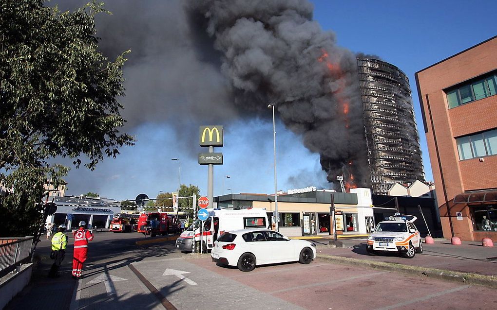 Torenflat Milaan in brand. beeld EPA, Paolo Salmoirago