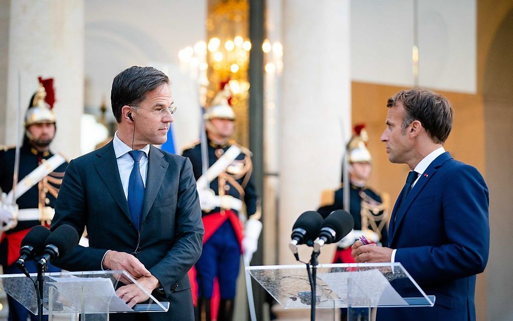 Demissionair premier Mark Rutte en de Franse president Emmanuel Macron in Parijs. beeld ANP BART MAAT