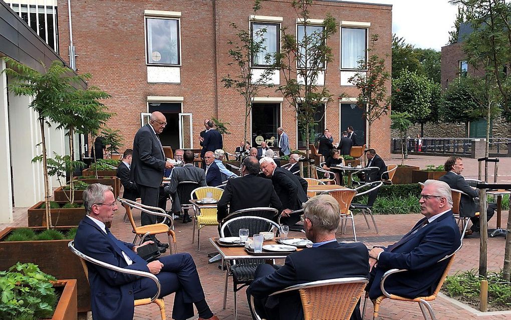 Bezoekers van de jaarvergadering van de Gereformeerde Bond, dinsdag in Putten, tijdens de lunch. beeld RD