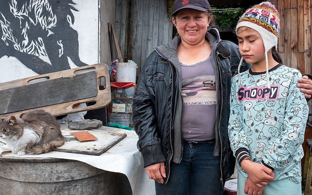 Moeder Emilce met een nog slaperige dochter Saray. Zus Eileen was niet wakker te krijgen. beeld Ynske Boersma