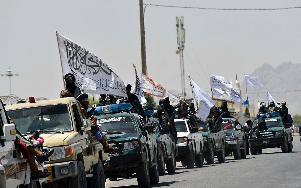 Talibanstrijders in een parade met op de Amerikanen buitgemaakte voertuigen in Kandahar, Afghanistan, woensdag. beeld AFP, Javed Tanveer