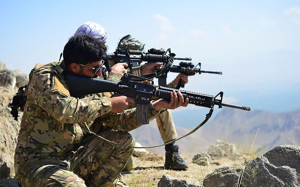 Anti-talibanstrijders nemen een positie in op een heuvel in de provincie Panjshir van Afghanistan. beeld AFP, Ahmad Sahel Arman