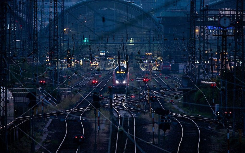 Vrijwel lege rails in Frankfurt tijdens de staking. beeld EPA, Constantin Zinn