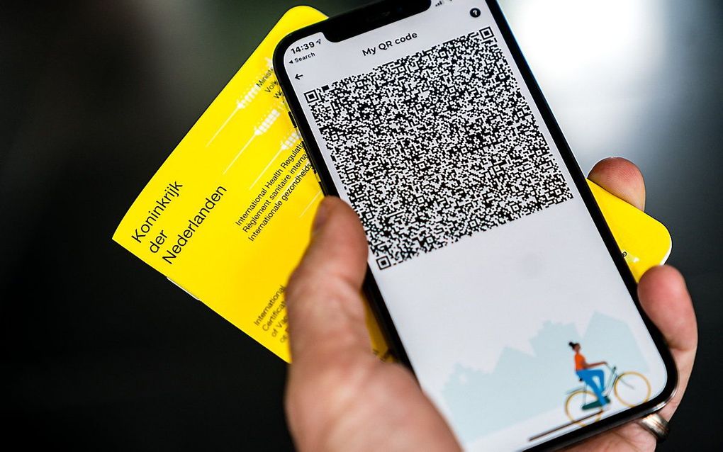 Een telefoon met een qr-code in de CoronaCheck app. beeld ANP ROB ENGELAAR