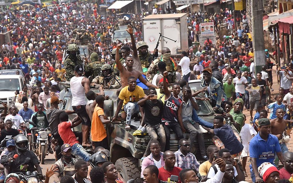 Inwoners van Conakry vieren feest na de staatsgreep. beeld AFP, CELLOU BINANI