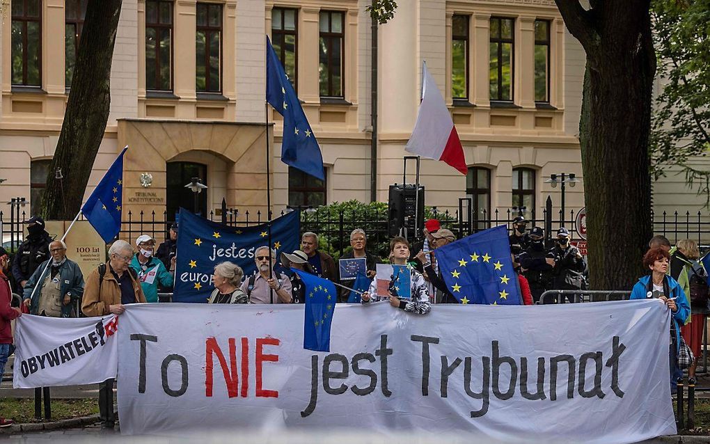 Pro-Europese demonstranten in Warschau. beeld AFP, Wojtek Radwanski