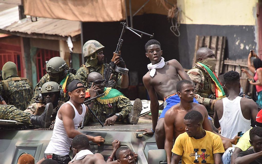 Mensen vieren de coup in de straten van Conakry, de hoofdstad van Guinee. beeld AFP, Cellou Binani