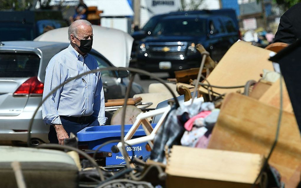 De Amerikaanse president Biden bezoekt een door de orkaan Ida getroffen woonwijk in New Jersey. beeld AFP, Mandel Ngan