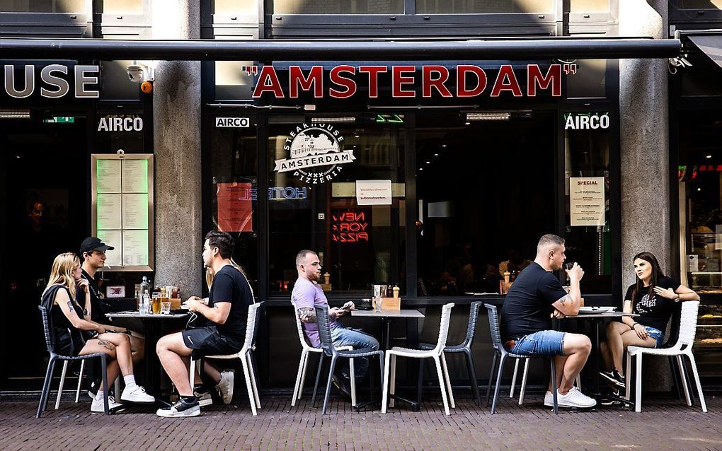 Sommige horecazaken zitten door de coronacrisis nog steeds in zwaar weer. Daarom pleit de Koninklijke Horeca voor verlenging van loonsteun. beeld ANP, Ramon van Flymen