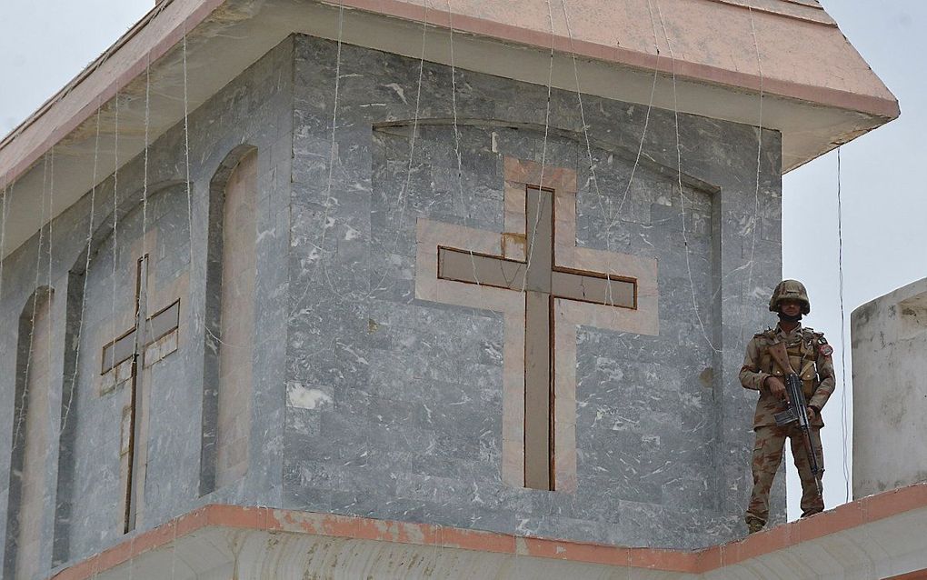 Beveiliging bij een Pakistaanse kerk in april. beeld AFP, Banaras Khan