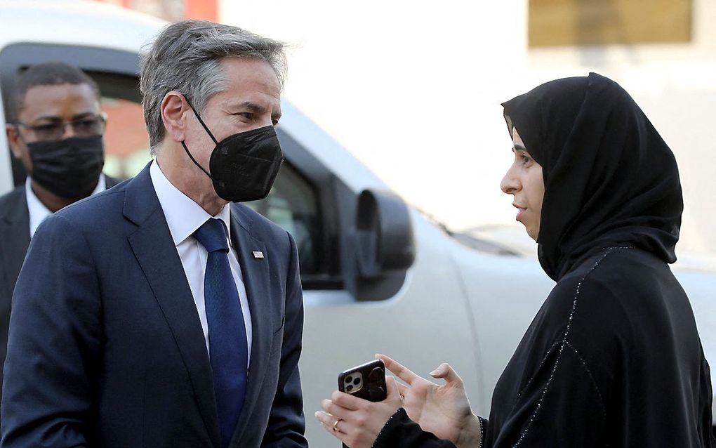 De Qatarese topfunctionaris Lolwah al-Khater (r.),  hier met de Amerikaanse minister van Buitenlandse Zaken Anthony Blinken, dinsdag in Doha. beeld AFP, Marwan Tahtah