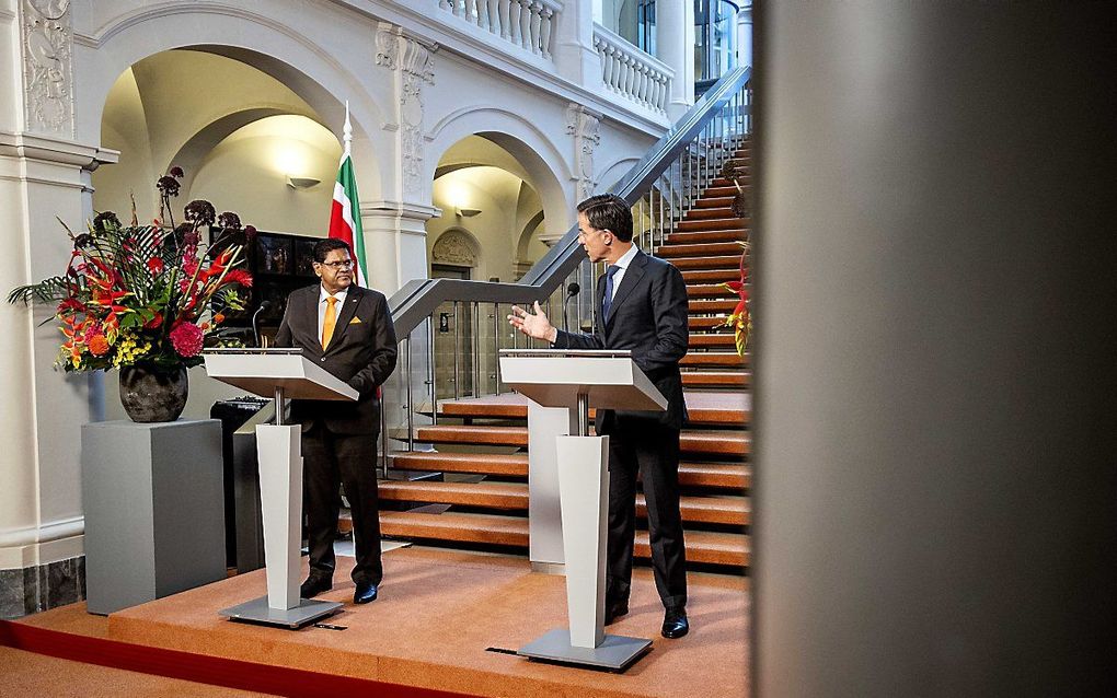 Demissionair minister-president Mark Rutte (r.) en de Surinaamse president Chandrikapersad Santokhi tijdens een persontmoeting op het ministerie van Algemene Zaken. Het is de eerste keer dat Santokhi als president Nederland bezoekt. beeld ANP SEM VAN DER WAL