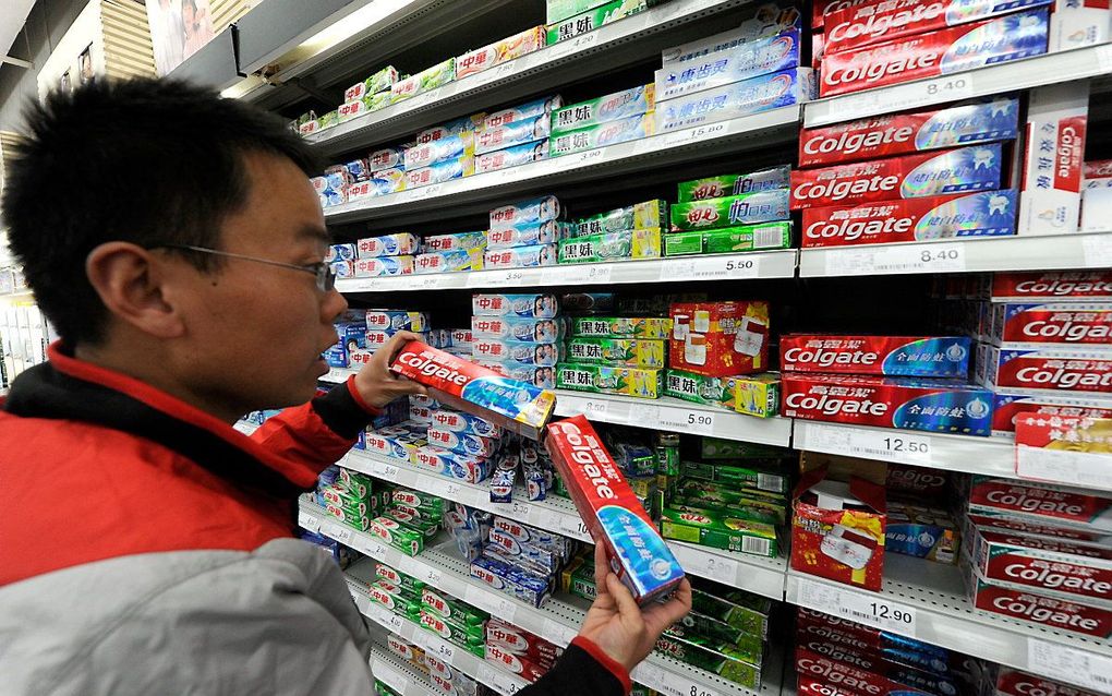 Producten van het Amerikaanse Colgate in een supermarkt in Peking. beeld AFP, Liu Jin