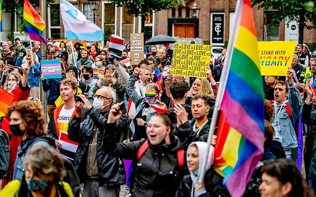 Actievoerders tijdens een demonstratie bij het Homomonument. De demonstranten eisen dat de Europese Unie actie onderneemt tegen een Hongaarse anti-LHBTI-wet. In de wet wordt voorlichting aan jongeren over homoseksualiteit en transseksualiteit verboden. ANP ROBIN UTRECHT