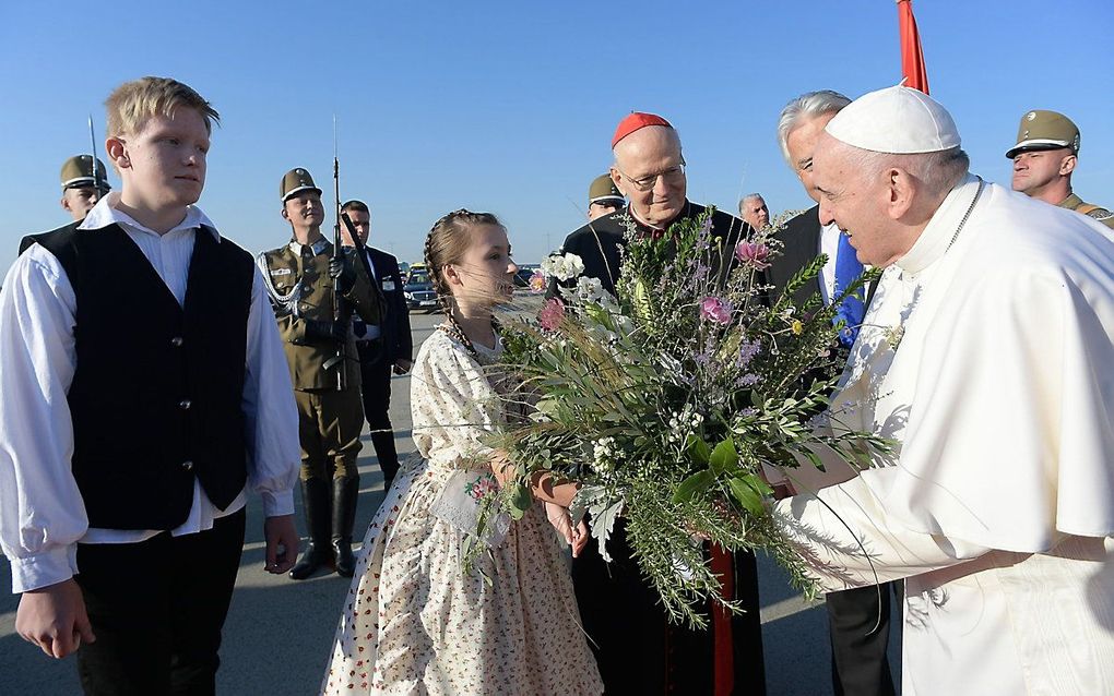 De paus komt aan in Boedapest. beeld EPA/VATICAN MEDIA