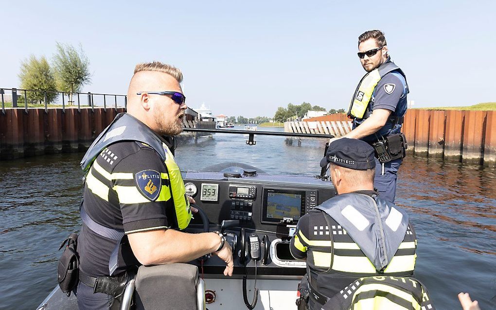 De handhavers op zoek naar overtreders in de Biesbosch. beeld RD, Anton Dommerholt