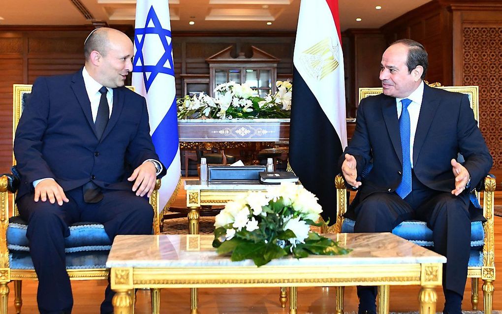 De Israëlische premier Naftali Bennett en president Abdel Fattah al-Sisi van Egypte. beeld AFP