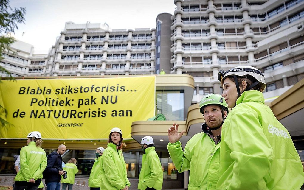 Activisten van Greenpeace hebben het tijdelijke gebouw van de Tweede Kamer in Den Haag beklommen. Ze vragen met hun actie aandacht voor de natuurschade die wordt veroorzaakt door stikstof. beeld ANP ROBIN LONKHUIJSEN