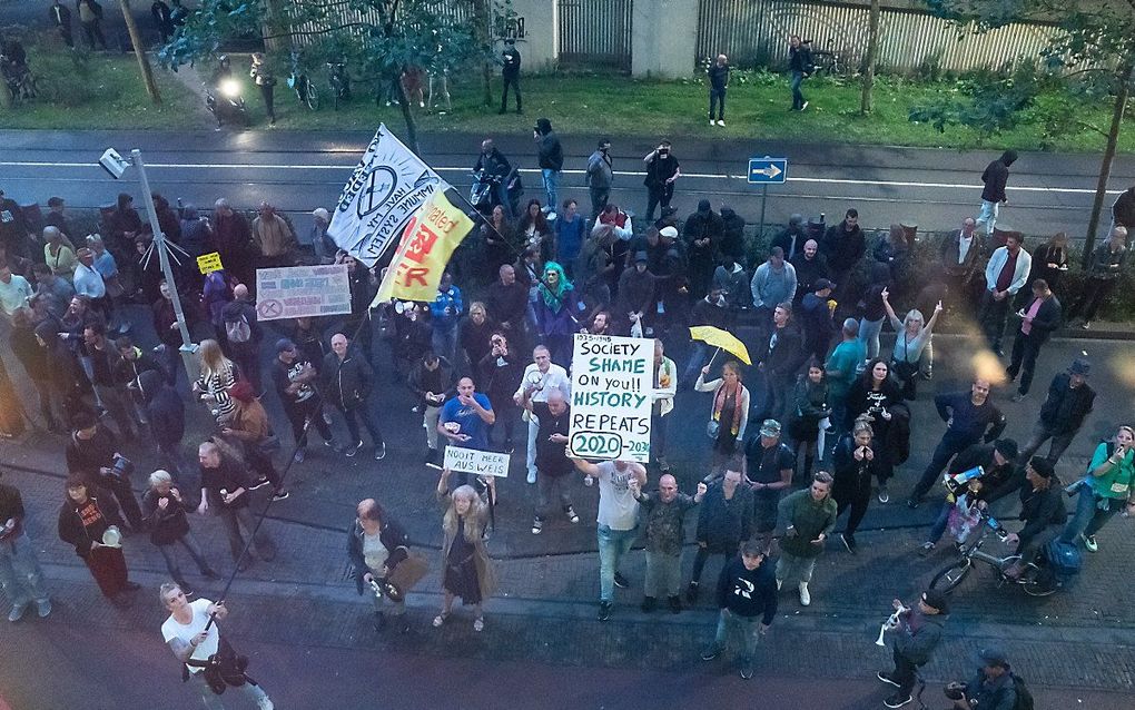 Demonstranten maken lawaai tijdens de persconferentie dinsdag. beeld ANP, Bart Maat