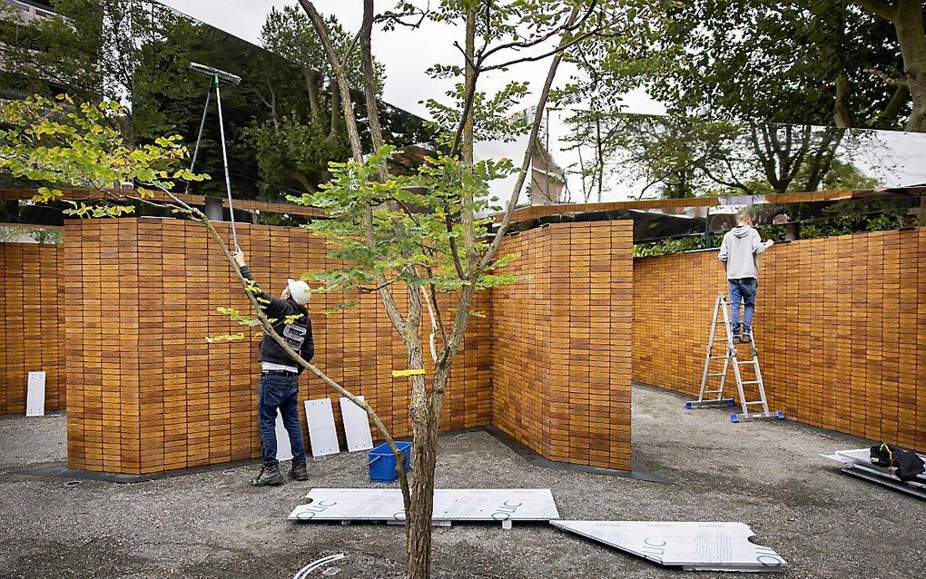 De laatste werkzaamheden voor de opening van het Holocaust Namenmonument in Amsterdam. beeld ANP, Ramon van Flymen