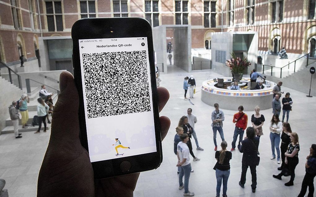 Een mobiele telefoon met de QR-code via de app CoronaCheck bij het Rijksmuseum. beeld ANP, Ramon van Flymen