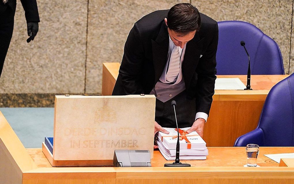 Minister Wopke Hoekstra (Financiën) presenteert op Prinsjesdag 2020 in de Tweede Kamer het koffertje met de rijksbegroting en miljoenennota. beeld ANP, Bart Maat