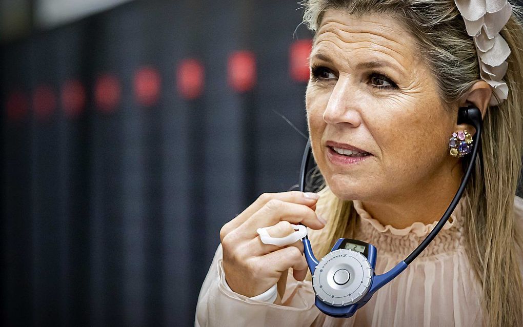 De koningin werd bij de bijeenkomst gespot met een gespalkte hand. De Rijksvoorlichtingsdienst liet donderdag eerder op de dag weten dat Máxima haar rechterhand deze zomer heeft verwond en daar een lichte breuk aan heeft overgehouden. beeld ANP, Patrick van Katwijk