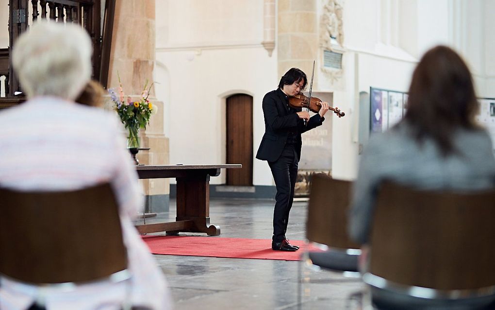 Violist Shunske Sato, artistiek leider van de Nederlandse Bachvereniging, omlijstte de bijschrijving met muziek. beeld Milagro Elstak