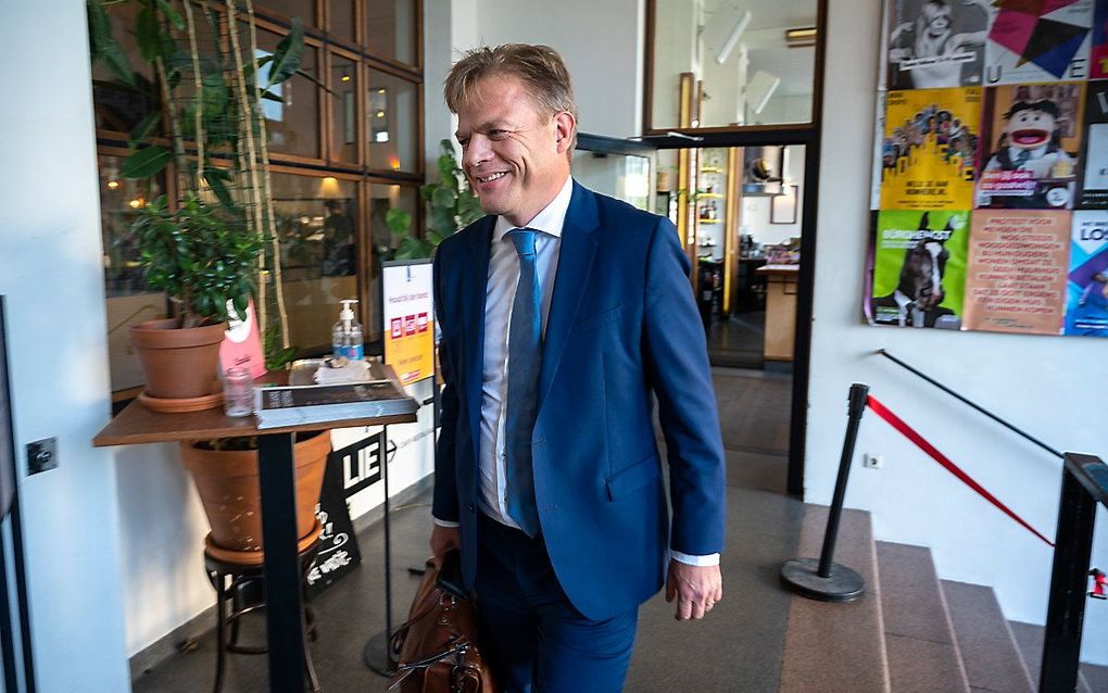 Pieter Omtzigt komt aan bij debatcentrum De Balie. beeld ANP, Evert Elzinga