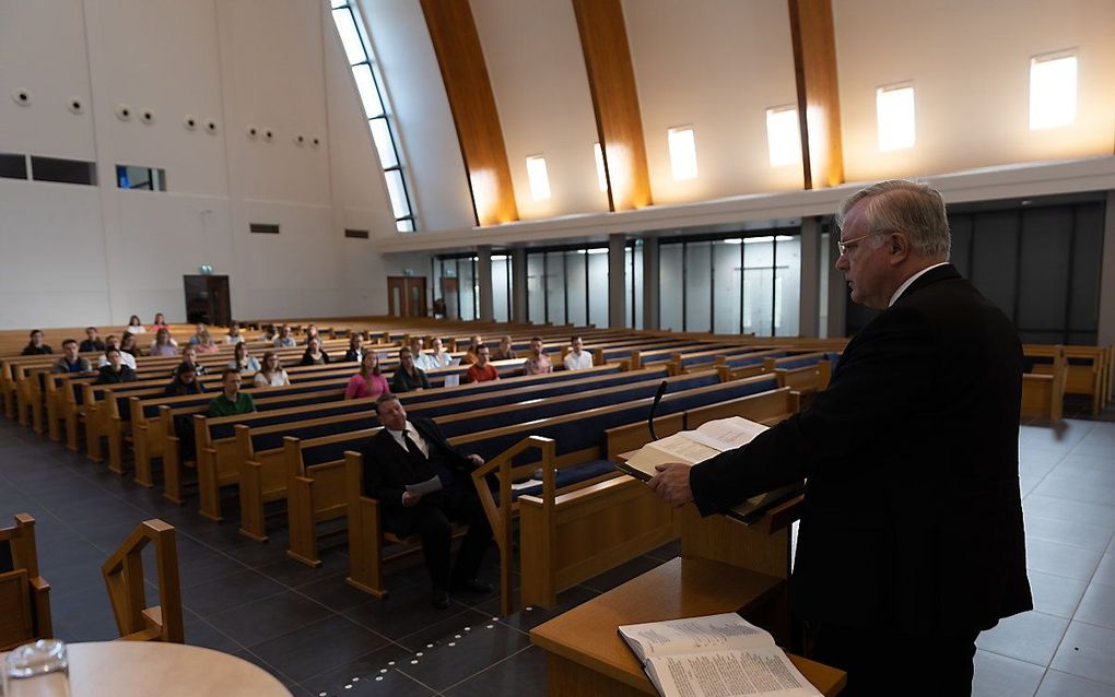 Ds. A. Schot (Nunspeet) sprak zaterdagochtend tijdens de zomerconferentie voor studerenden van de Gereformeerde Gemeenten. beeld Martin Droog