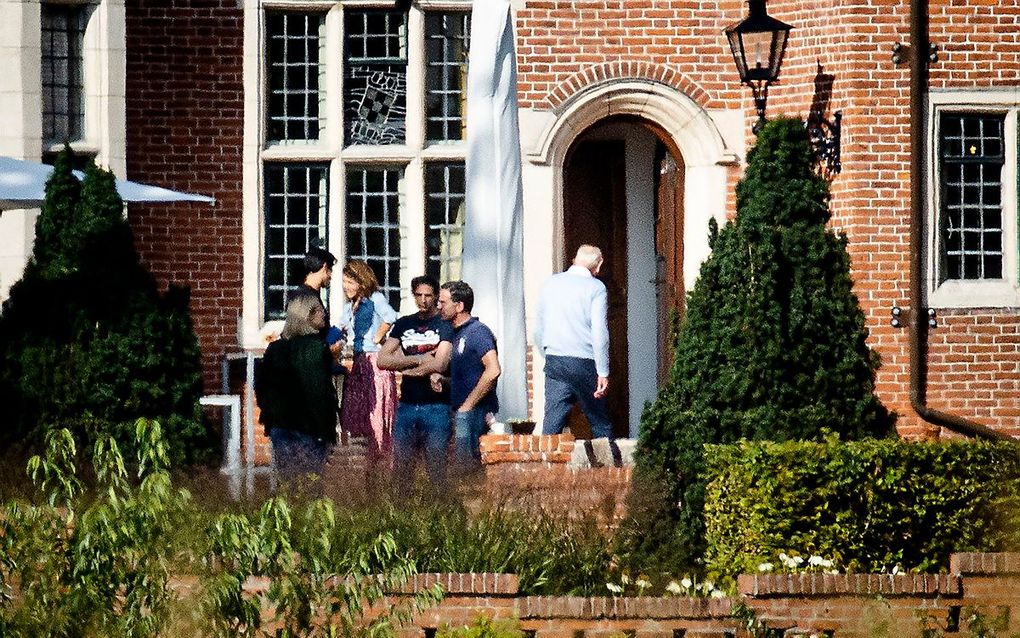 Formatiegesprekken in de tuin van landgoed De Zwaluwenberg. beeld ANP, SEM VAN DER WAL