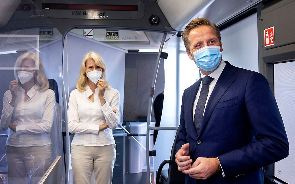 Demissionair minister Hugo de Jonge (Volksgezondheid) en demissionair staatssecretaris Mona Keijzer (EZ en Klimaat) eerder dit jaar tijdens een bezoek aan een mobiele vaccinatiebus. beeld ANP, RAMON VAN FLYMEN